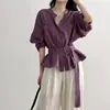 Elegante camisa de estilo europeo de manga larga holgada con cinturón, nueva colección otoño 2026, camisa entallada a la cintura para atuendos de moda para damas