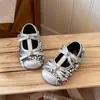 Novos sapatos de salto baixo para bebê, sapatos de cristal prateado, sapatos pequenos de couro, sapatos de princesa, sapatos de verão para meninas 2026, primavera para crianças, sola macia