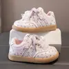 Zapatos Deportivos Infantiles 2026 Otoño Nuevo Estilo Superficie de Cuero Transpirable Niños Medianos y Grandes Niñas Moda Moño de Dibujos Animados Zapatos Casuales