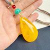 Collar con colgante de gota de agua de cera de abeja antigua optimizado 2025 Nuevo popular largo nicho ámbar cadena de suéter para mujer