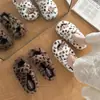 Pantuflas de Piel con Estampado de Leopardo Bicolor de una Sola Tira para Mujer 2026 Otoño/Invierno Calientes para Exterior e Interior Felpa Suela Gruesa Punta Abierta de Algodón ins