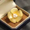 Elegante y Lujoso Broche de Pétalos Dorados Tridimensional, Elegante Broche Floral de Perla de Agua Dulce Natural, Broche, Accesorio para Abrigo