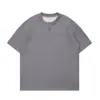Yidao Vintage Verano 2026 Nueva Camiseta de Manga Corta para Hombre con Cuello Henley, Patchwork Desestructurado, Marca Americana de Alta Gama Tendencia