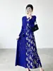 Vestido de alta calidad con un toque de lujo ligero y sofisticación, con cuello en V, mangas largas, detalles florales tridimensionales, un diseño que ciñe la cintura con un cinturón y un efecto adelgazante, de longitud media estilo Issey Miyake