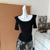 Falda midi de jacquard floral con cintura alta, silueta estilizada + camiseta negra de manga corta/media tejida estampada