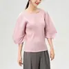 Camiseta de Manga Media de Calidad Boutique Estilo Miyake para Mujer, Cuello Redondo, Corte Holgado Irregular, Color Sólido, Simple y Versátil, Top Elegante