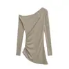 Camiseta Irregular con Cintura Ajustada, Escote Asimétrico, Hombros Descubiertos para Mujer, Estilo Hot Girl, Nuevo Diseño de Primavera, Top Versátil Ajustado con Fruncido