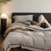 Lujoso juego de ropa de cama de invierno con delicados estampados florales, confeccionado en un suave y afelpado tejido de terciopelo de leche, que incluye una sábana bajera, una funda de edredón y fundas de almohada