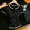Camiseta de Tricô Manga Curta Decote V Color Block Feminina Verão 2026 Fina Emagrecedora Versátil