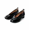 Sapatilhas de pele de ovelha femininas, nova moda 2026, versáteis para o trabalho, sola macia, com tachas, salto grosso, chinelos de dedo de pele de porco, sapatos pequenos de couro