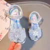 Sandalias para niñas 2025 verano nuevo niños suela suave moda estilo verano niños medianos y grandes niña pequeña zapatos de princesa Elsa