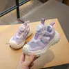 Sandalias para Niñas Verano 2026 Nuevas Populares Transpirables Zapatillas de Punta Cerrada Zapatos de Malla Hueca Zapatos de Malla Blancos para Niños