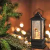 Uma Variedade de Lampiões a Óleo Iluminados de Natal com Música, Lampiões de Vento, Decorações de Natal e Presentes de Natal