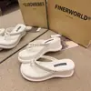 Chinelos de Passeio Femininos Tendência 2024 Novos de Verão Fashion Sandálias Planas Simples de Solado Grosso Sapatos Casuais de Praia