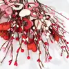 Arreglo floral con forma de corazón para el Día de San Valentín transfronterizo, con flores artificiales en rosa, rojo y blanco, con plaquitas de madera en forma de corazón y bayas en forma de corazón
