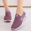 Sapatos femininos para idosos, sapatos de pano do Velho Pequim, novos sapatos de sola macia para senhoras idosas, sapatos slip-on de malha respirável para mães