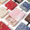 Caja de Película PE Desplegable Estilo Templo Personalizada con Paisaje y Estilo Antiguo, Caja para Pulsera con Patrón Dorado, y Caja para Pulsera de Cuentas Budistas