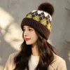 Gorro de punto nuevo estilo británico para otoño e invierno, con patrón de rombos y pompón, para mujer, versátil, cálido, a prueba de viento y adelgazante para la cara, de lana