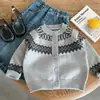 Cárdigan de punto para niño Bangcheng, nuevo estilo de invierno 2026, suéter grueso con patrón de rombos para niños, conjunto de invierno moderno para niños pequeños y mayores