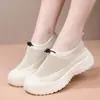 Sapatos de pano do Velho Pequim para mulheres, malha respirável, sola macia antiderrapante, sola grossa, sapatos femininos, verão, vazado, confortável, versátil, sapatos de malha para mães para mulheres