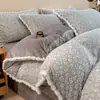 Juego de ropa de cama de cuatro piezas de terciopelo de leche tallado, edredón y juego de sábanas de forro polar coral engrosado y cálido para invierno