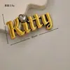 DIY Estilo Coreano Elegante Icono de Logo Grande Letra Aleación Accesorios Trendy Accesorios para el Cabello Pasador Broche Kt Accesorio de Aleación