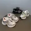 Tênis Esportivo Infantil Novo Outono 2026 para Meninas Estilo Dad Shoes Moda Solado Macio Tênis de Corrida Princesa Tendência Quente
