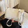 Bolsa com Padrão Lichia para Mulheres, Novo Modelo de Verão 2026, Bolsa de Mão Exclusiva de Alta Qualidade com Tachas, Bolsa de Ombro Transversal para o Dia a Dia