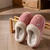 Chinelos de algodão com sola grossa para mulheres, novo estilo outono/inverno 2026, protetor para ambientes internos, espessado e forrado com fleece, quentes e com design de bico fechado; também disponível para homens