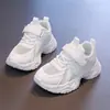 Tênis branco para meninas, nova coleção primavera/outono 2026, sola macia, malha respirável, adequado para o jardim de infância, também disponível em modelos para meninos, idades 6-12