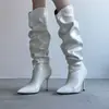 Versión de cuero suave~Nuevas botas de montar de tacón de aguja con corte en V para invierno para mujer 2026, botas largas plisadas de tacón alto para mujeres menudas