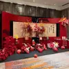 Decoración de Mesa para Banquete de Compromiso Estilo Chino Nuevo Rojo y Dorado en Tablero Kt, Flores Artificiales Sencillas y de Alta Gama, Juego Completo para Decoración de Hotel con Sentido de Ceremonia