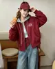Otoño 2026 Nuevo Estilo Chaqueta Corta Bordada con Capucha de Dos Piezas Falsas para Mujer Estilo Coreano Casual Chaqueta de Béisbol para Mujeres Petites