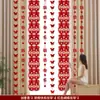 La habitación de bodas está dispuesta para hombres y mujeres, el dormitorio principal, la sala de estar, el hotel, la casa nueva, la cortina, la flor, el traje, los adornos colgantes con el carácter de 'feliz' largo