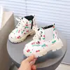 Botas de Couro Estilo Britânico para Meninas 2026 Outono e Inverno Novo Estilo Botas Martin para Meninas Botas Curtas com Estampa Fofa de Morango Botas Individuais