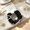 Empaque en tarjeta: Goma para el pelo de seda plisada de alta elasticidad con bordes rizados, goma pequeña versátil y simple para coletas