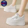 Zapatillas Blancas Ligeras para Mujer 2026 Verano Nuevo Estilo Malla Transpirable Zapatos Blancos de Plataforma con Suelas Gruesas y Aumento de Altura Oculto para Mujer