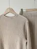 A nova coleção de outono de Miyake apresenta looks femininos estilosos e da moda, incluindo um conjunto completo de top e saia, um conjunto moderno de duas peças