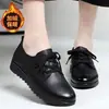 Sapatos femininos rasos de couro macio e confortáveis com solas macias, saltos grossos, adequados para primavera e outono, sapatos de tamanho grande para mulheres de meia-idade com cadarços, para mulheres idosas