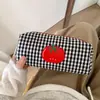 Bolsa de maquillaje de cuadros de tomate ins, bolsa de almacenamiento de brochas de maquillaje de alta gama, estuche de lápices de papelería para estudiantes de gran capacidad portátil