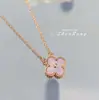 Colar Trevo de Quatro Folhas de Madrepérola, Pulseira Nova Exclusiva com Cravação de Diamantes Rosa em Trevo de Quatro Folhas, Brincos de Tarraxa de Cinco Folhas de Luxo Leve Van Cleef & Arpels para Mulheres
