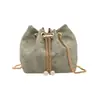 Bolsas com cordão são populares este ano, novos modelos femininos 2026 com design único, corrente, bolsa de ombro estilo balde plissado de verão
