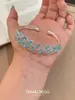 Nuevo y popular brazalete de cruz, moderno y versátil, brazalete de cristal de lujo ligero, joyería de alta gama, favorecedora y exquisita para mujer al por mayor