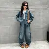 Conjunto Jeans para Meninas Primavera e Outono 2026 Novo Estilo Coreano Infantil Estilo Macacão Conjunto de Duas Peças Tendência Cool Casual Calça de Pernas Largas Tendência