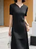 Vestido de Verano 2026 Estilo Nuevo Cuello en V Color Sólido Holgado Sencillo Moda Elegante Versátil Adelgazante Línea A Vestido Adelgazante Miyake