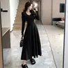 Comercio Exterior Ropa de Mujer Toma Real Vestido Negro de Manga Larga Estilo Hepburn para Mujer Primavera 2026 Cuello en U Ceñido a la Cintura Adelgazante de Cintura Alta Casual