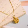 Colar com Pingente de Flor de Trevo de Quatro Folhas em Aço Titânio, Luxo Leve e de Alta Qualidade para Mulheres, Não Desbota, Conjunto de Corrente para Clavícula com Trevo de Quatro Folhas Gravado