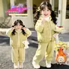 Conjunto de Tres Piezas de Terciopelo Plus para Otoño/Invierno Infantil 2026 Estilo Nuevo Muy Elegante Cálido Estilo Coreano para Niñas Bebé Ropa de Invierno Ropa Infantil