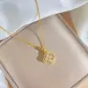Nuevo Collar de Acero de Titanio con Diamantes Completos de Trébol de Cuatro Hojas para Mujer Exquisita Cadena para Clavícula Versátil con Circonita Incrustada Joyería Significativa de Trébol de la Suerte