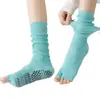 Meias de yoga com dedos abertos para mulheres, antiderrapantes, adequadas para Pilates, dança, fitness e exercícios no chão; meias até o meio da panturrilha com um toque jovial